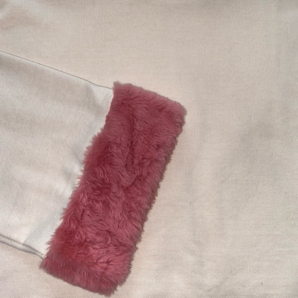 Lightweight Sweater with Faux Fur Cuffs - Picture 4 of 8
